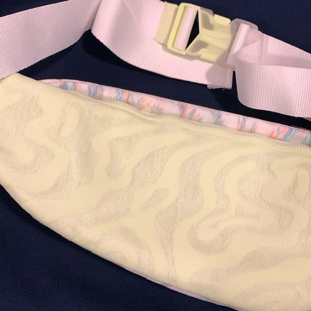 Large Nike fanny pack! NWT unisex